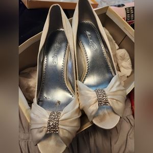Used (1x) size 9 wedding shoes